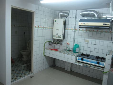 瓦斯爐對廁所門